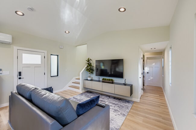 Building Photo - 1656 York Dr