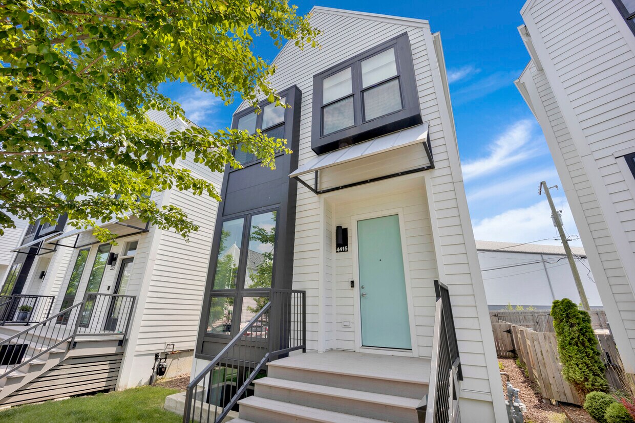 Primary Photo - 4415 W Waveland Ave