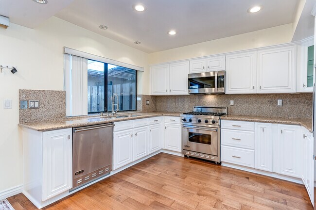 Foto del edificio - 11102 Woodruff Ave