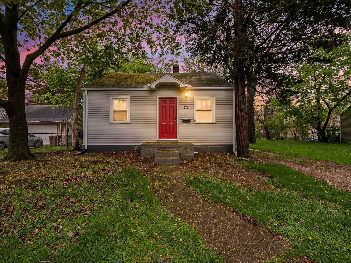 Primary Photo - Welcome to this beautiful 2 bedroom, 1 bat...