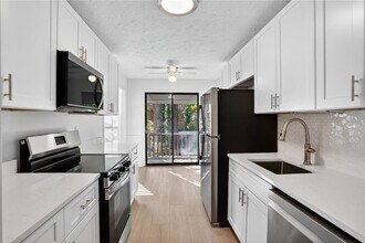 Building Photo - 8740 Roswell Rd