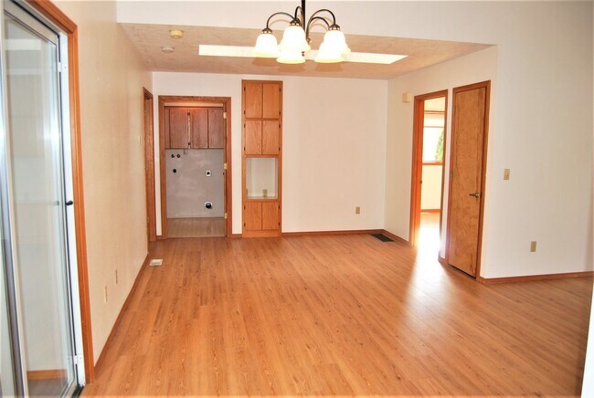 Building Photo - 2 Bedroom in a 55 and Older Community Newberg
