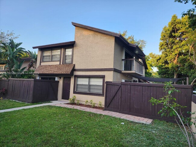 Foto del edificio - 1701 Bayberry Dr