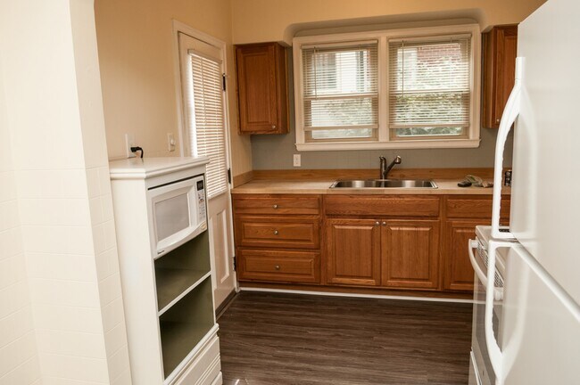 Building Photo - 39 Greenbriar Ave