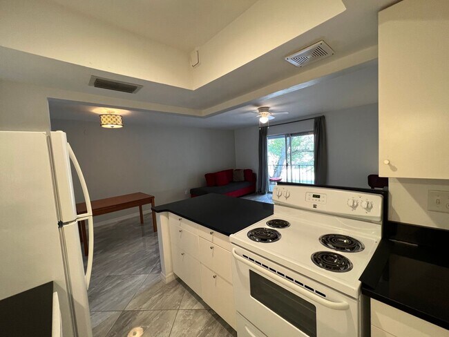 Foto del edificio - 1 Bedroom 1 Bath 2nd Floor Condo Available...