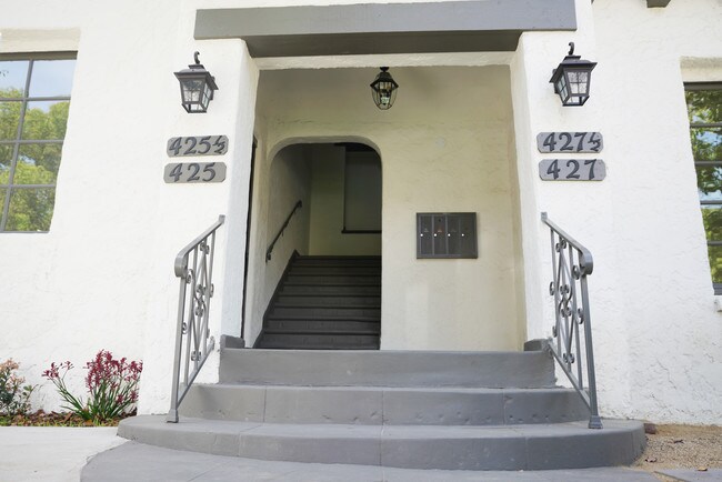 Building Photo - 425 N Stanley Ave