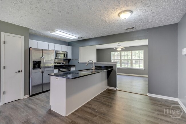 Building Photo - 402 Sterling Creek Dr