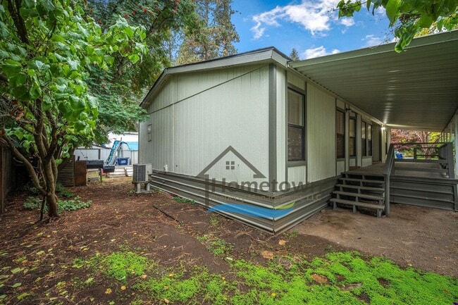 Building Photo - 3 Bedroom 2 Bathroom Home with Carport Available in Coeur d'Alene!