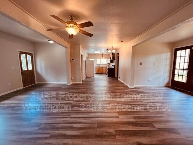 Foto del edificio - 14825 W Thorne Ln SW