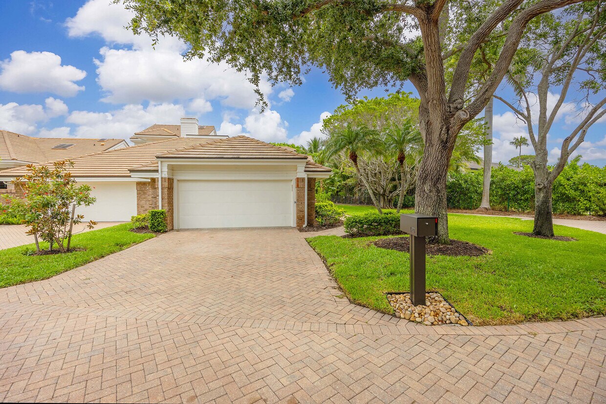 Foto principal - 571 Park Shore Dr
