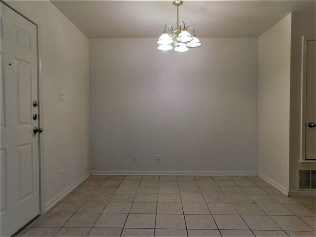 Building Photo - 1301 Cinch Dr