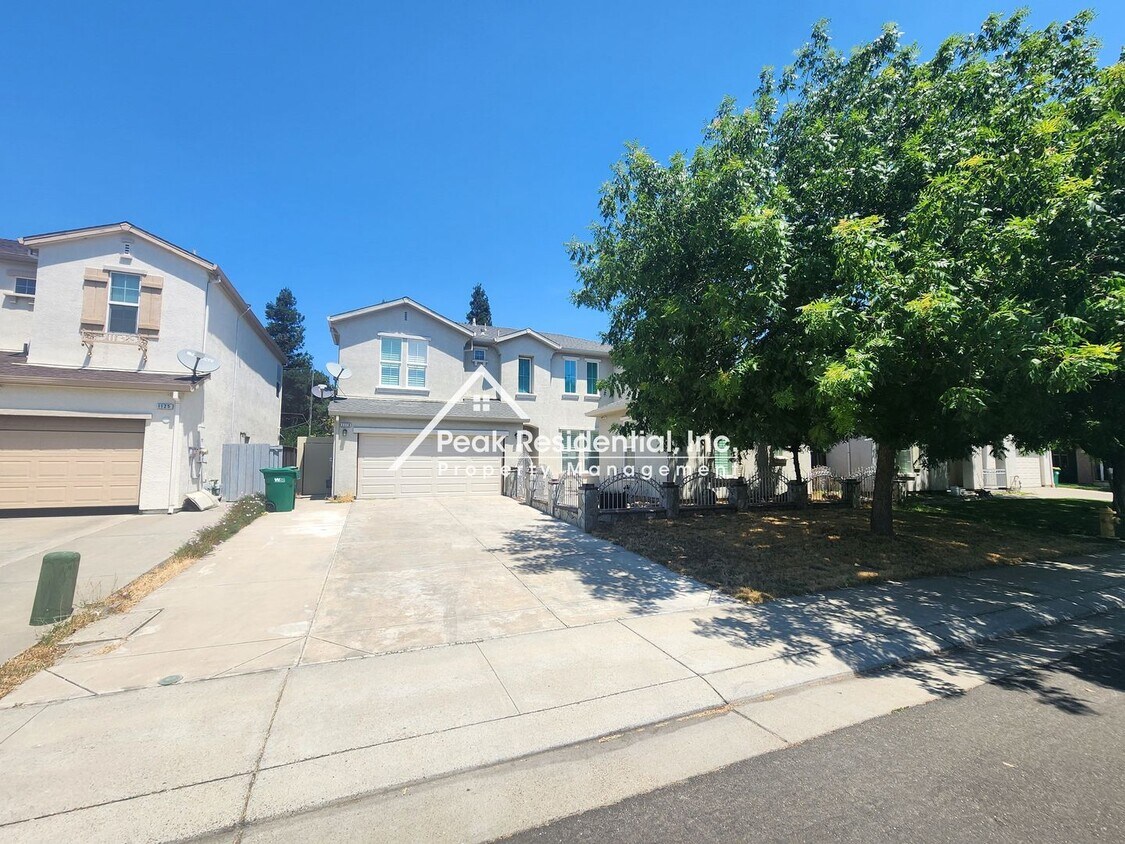 Primary Photo - Spacious Stockton 5bd/3ba back up to Elkho...