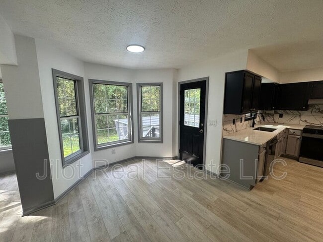 Foto del edificio - 63 Lakeview Ln
