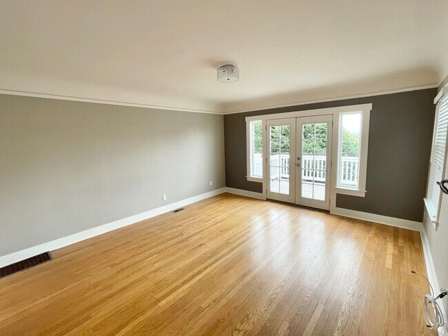 Building Photo - Magnolia 2-bed Townhome with a View!