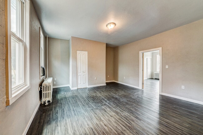 Building Photo - AVAILABLE AUGUST 2024 - Beautiful 3 Bedroo...