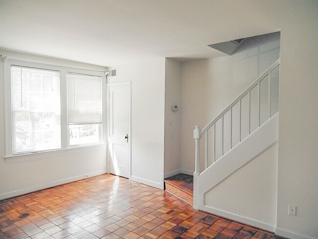 Building Photo - Sun-Filled & Well-Maintained 1 Bed 1 Bath ...