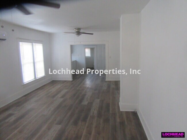 Foto del edificio - 105 E College St