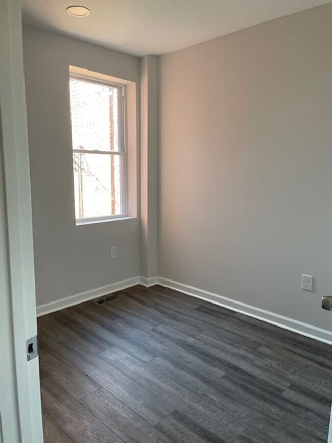 Foto del edificio - Beautifully Updated Townhome in Prime Location – Move-In Ready!