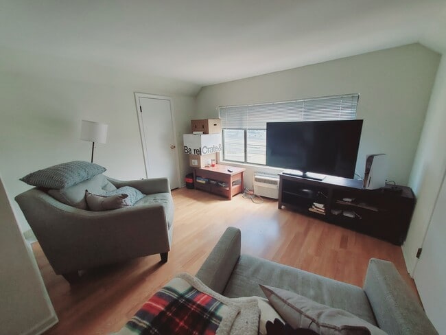 Building Photo - 22 Cove Rd