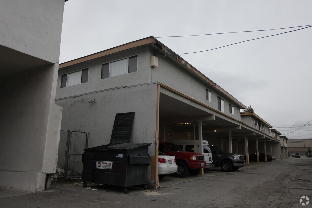 Foto del edificio - 832 Orchid Ct