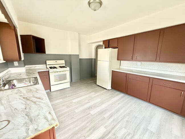 Photo - 864 Vankirk St House