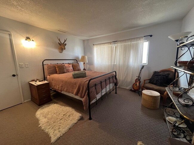 Building Photo - Beautiful BOHO Home Near the National Park