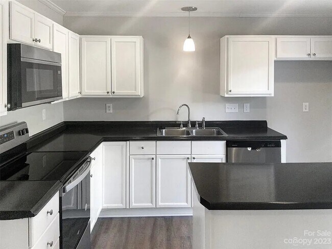 Foto del edificio - 6004 Cougar Ln