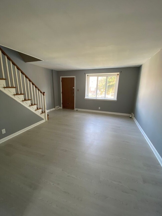 Building Photo - 3 Bedroom and 1 Bathroom House in Northeas...