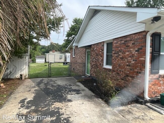 Building Photo - 4 br, 2.5 bath House - 1042 Robin Hood Avenue