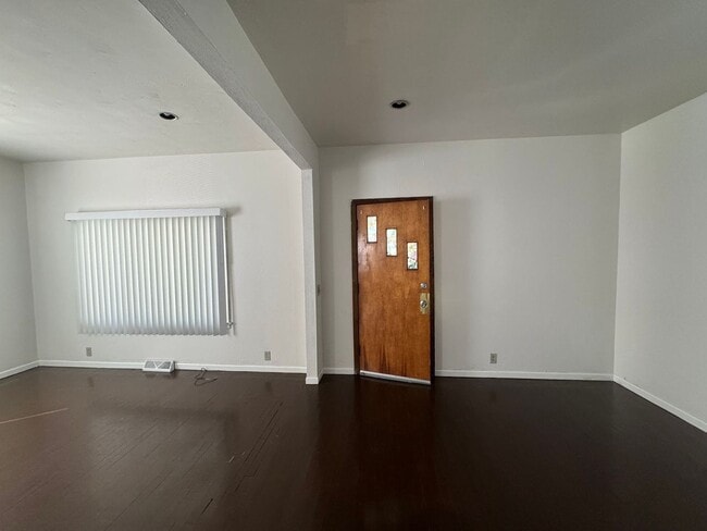 Building Photo - 3 Bedroom Single Family Home located in Be...
