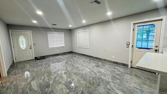 Building Photo - 919 Colyer St