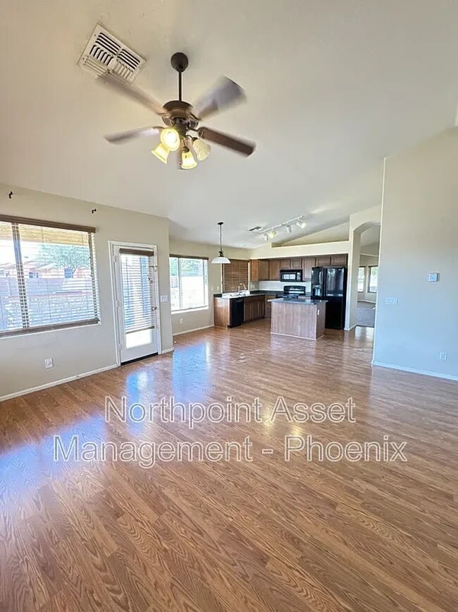 Foto del edificio - 1215 N 158th Dr
