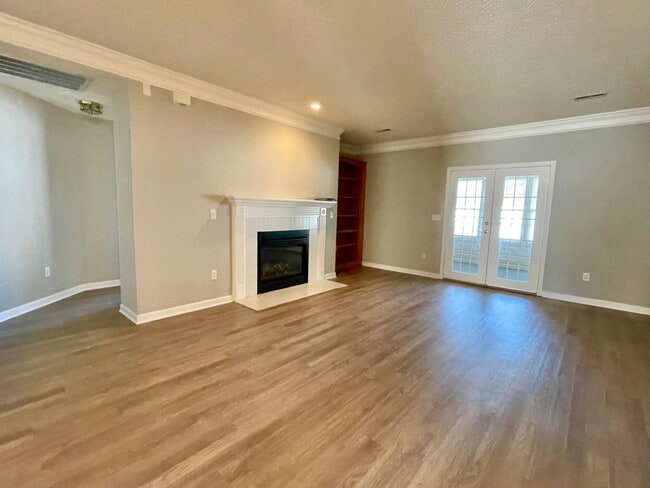 Building Photo - Spacious 2 Bedroom in Great Community!