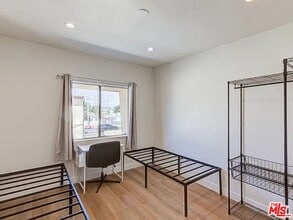 Building Photo - 1281 W 38th St