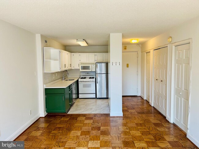 Foto del edificio - 5225 Pooks Hill Rd