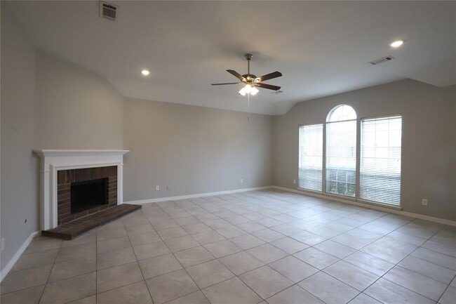 Building Photo - 18191 Holly Forest Dr