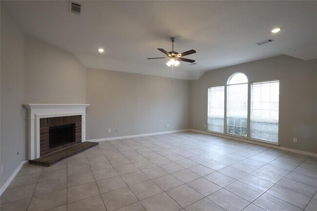 Foto del edificio - 18191 Holly Forest Dr