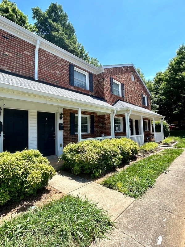 Building Photo - 1215 Green Oaks Ln