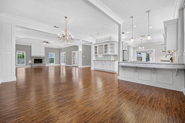 Foto del edificio - 10310 Chevy Chase Dr