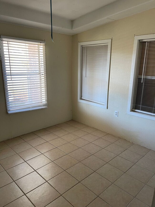 Building Photo - Spacious Home, Large En-suite Master Bath,  Pets Allowed
