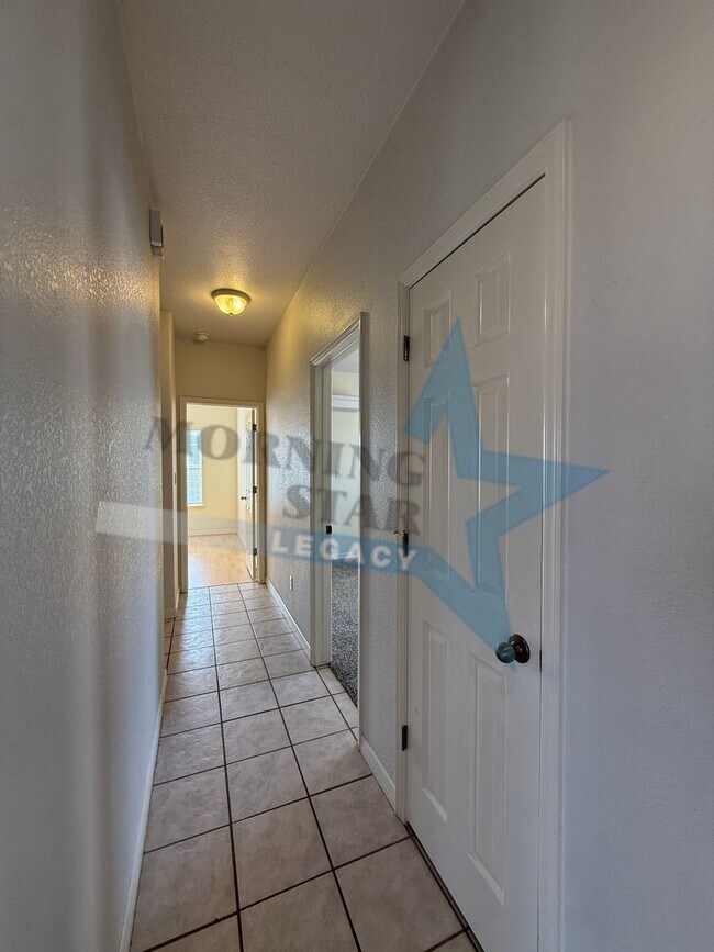 Building Photo - Spacious 3-Bedroom Home Off Roadrunner!