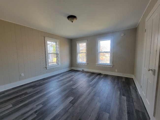 Building Photo - 1049 Dreher Ave