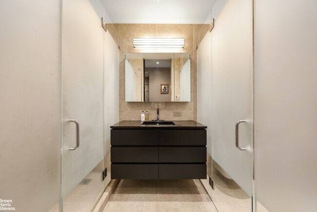 Building Photo - Lincoln Center 3/4 Bedroom