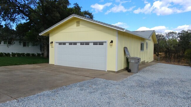 Foto del edificio - 3 Bedroom Home With Large Backyard on West Side