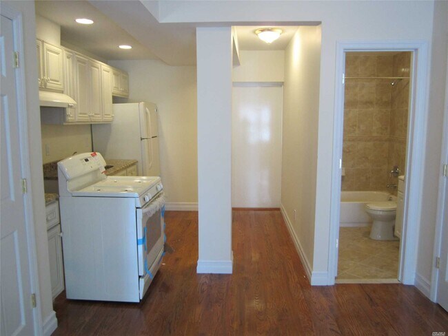 Foto del edificio - 87 Cutter Mill Rd