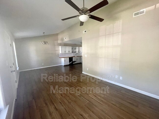 Building Photo - 438 E Rose St