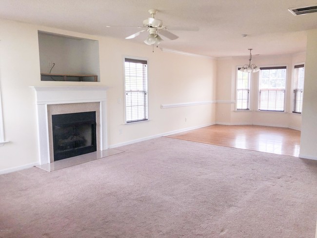 Foto del edificio - 106 Spring Leaf Ln