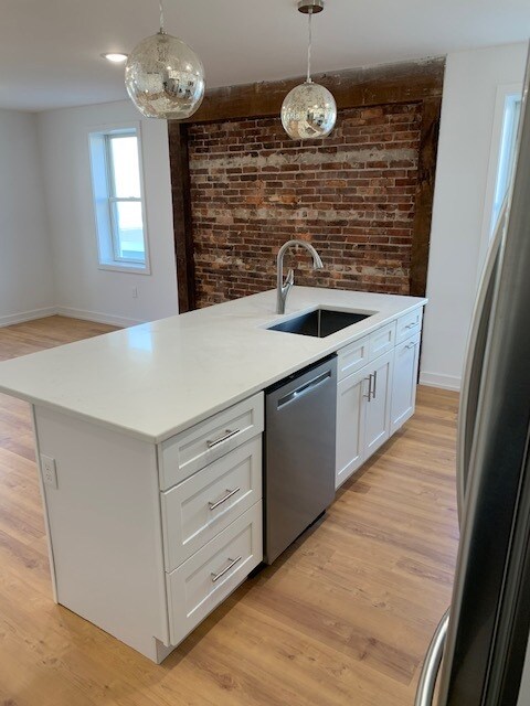 cocina/sala de estar de concepto abierto - 809 Main St