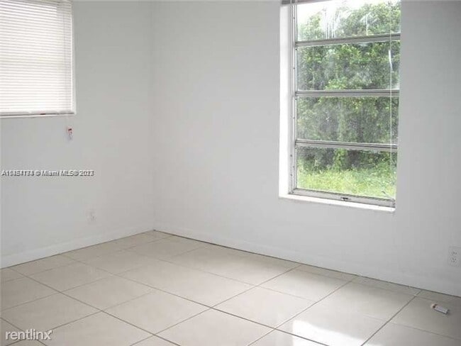 Building Photo - 3 br, 3 bath House - 6482 SW 10th Ct # 6842