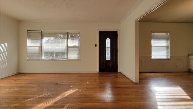 Building Photo - 6403 Pinehurst Dr